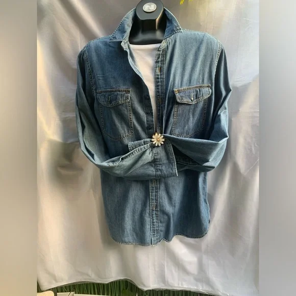 JCREW - premium CLASSIC Denim
Button-Up Shirt - Picture 11 of 13